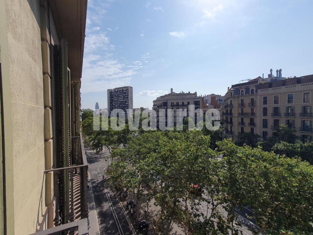 147 sqm flat with terrace for sale in Barcelona