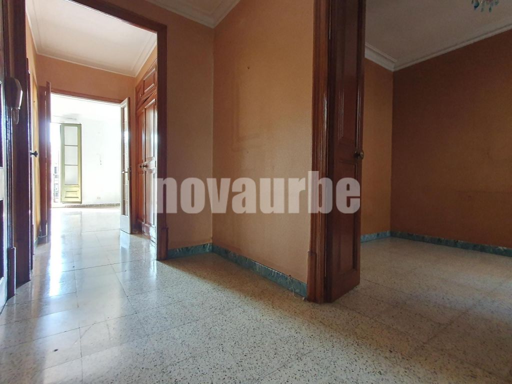 147 sqm flat with terrace for sale in Barcelona