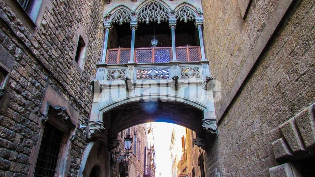 Encanto Gótico con Historia y Confort Moderno