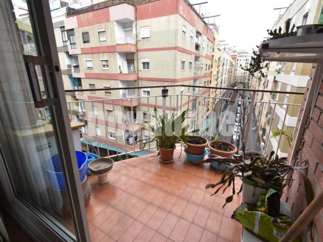 Piso con balcón y vistas despejadas en Sant Andreu