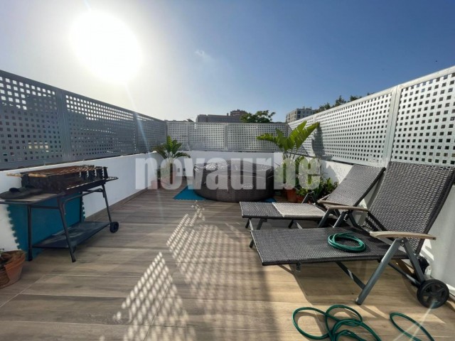 Exclusiva casa reformada en Poble Nou con estudio independiente y terrazas privadas
