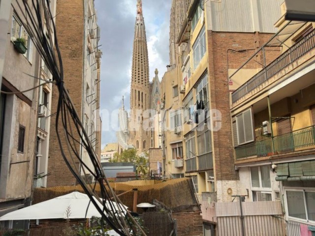 Exclusivo Piso Reformado con Terraza y Vistas a la Sagrada Familia en el Corazón de Barcelona