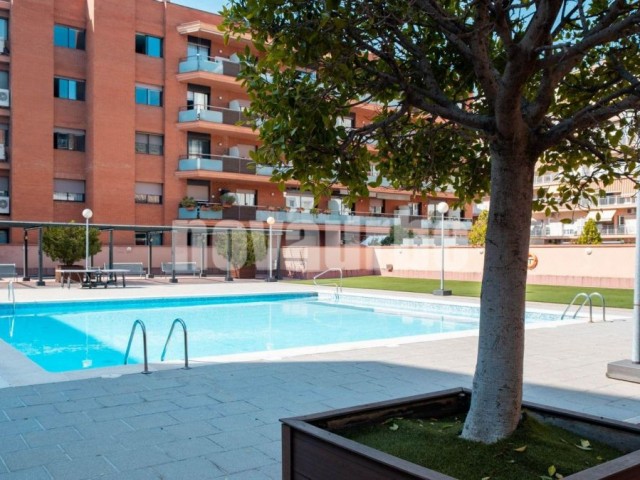 Piso en venta con piscina, jardín y plaza de parking en la misma finca