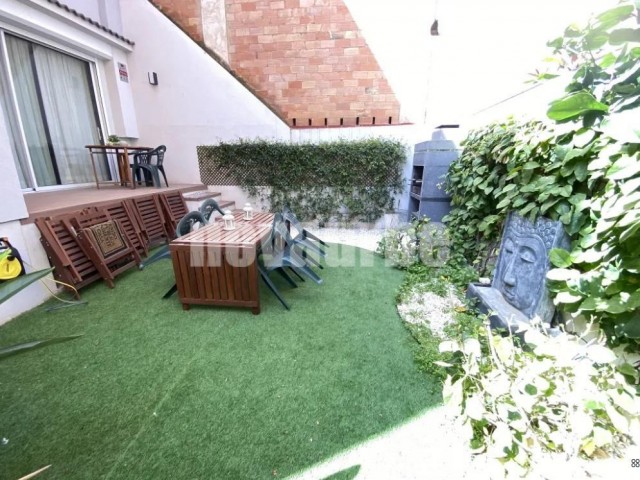 Oportunidad única en el Guinardó: casa reformada con jardín, solárium y derecho a vuelo