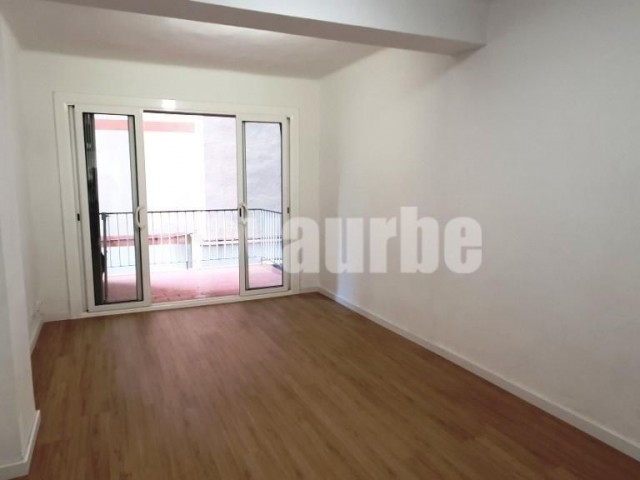 75 sqm flat with terrace for sale in El Guinardo, Barcelona