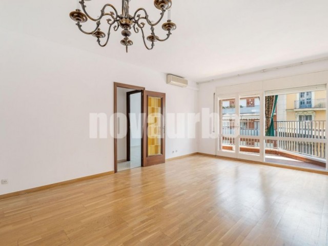 106 sqm flat with terrace for sale in La Nova Esquerra de l
